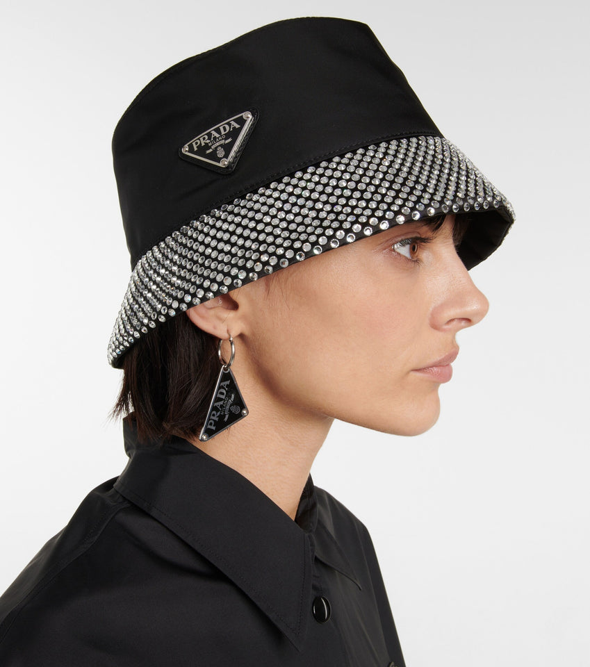 Prada LOGO PLAQUE EMBELLISHED BUCKET HAT