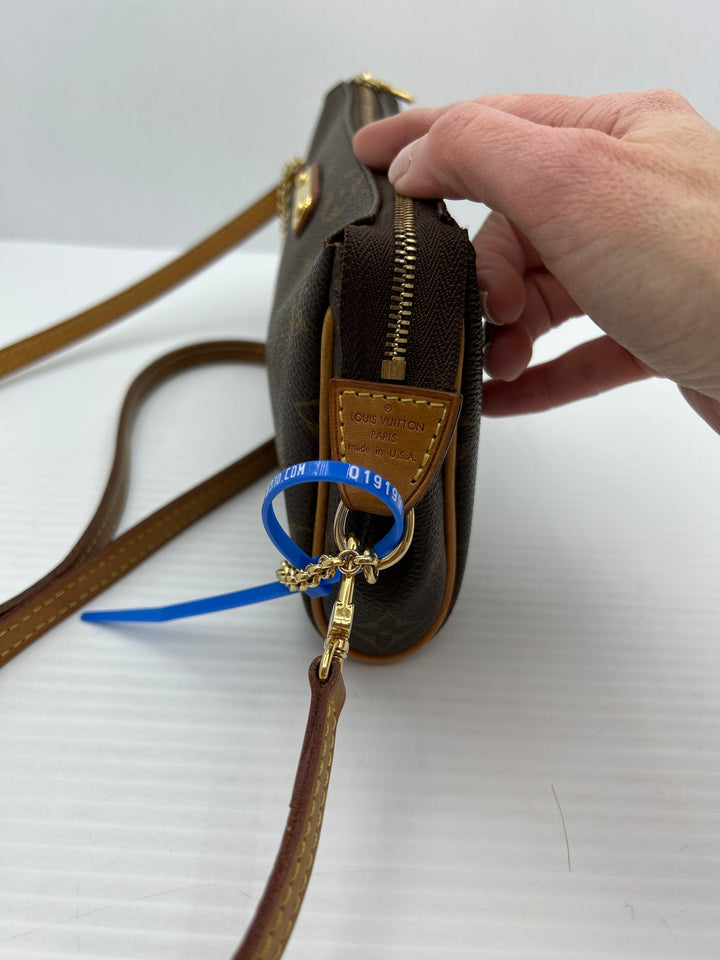 Handbag Luxury Designer By Louis Vuitton Size: Small