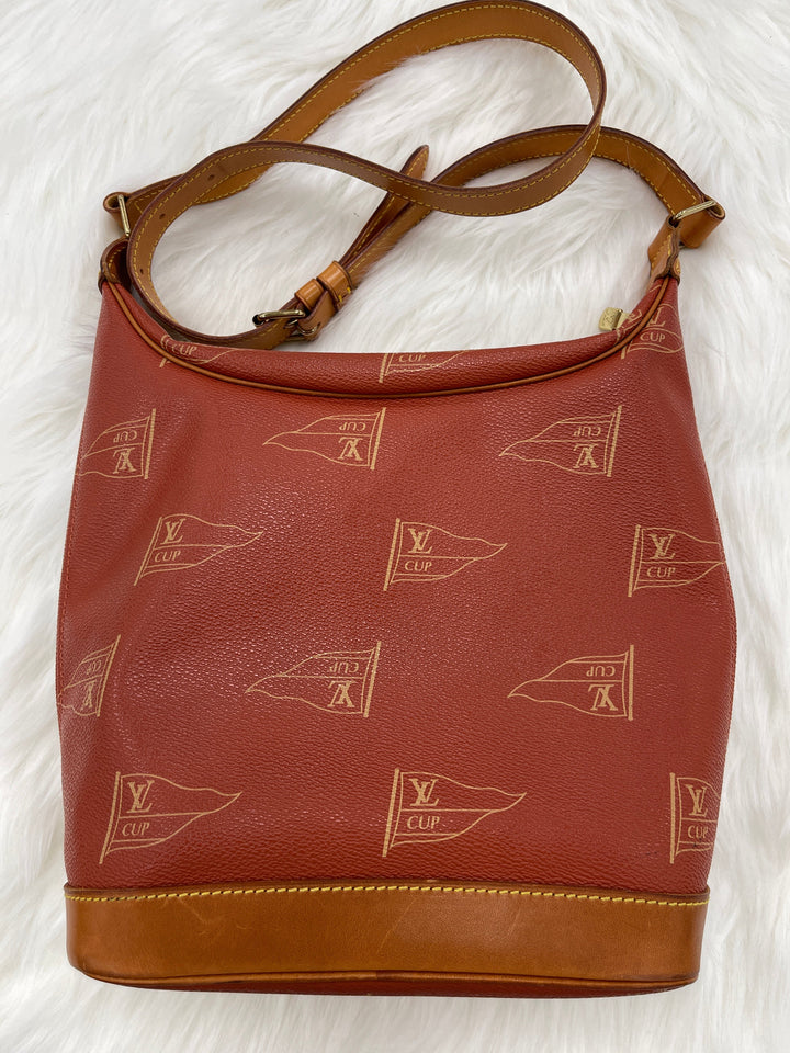 Handbag Designer By Louis Vuitton Size: Medium
