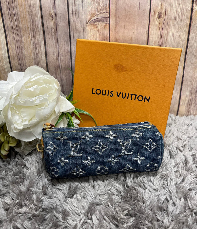 Handbag Designer By Louis Vuitton Size: Small