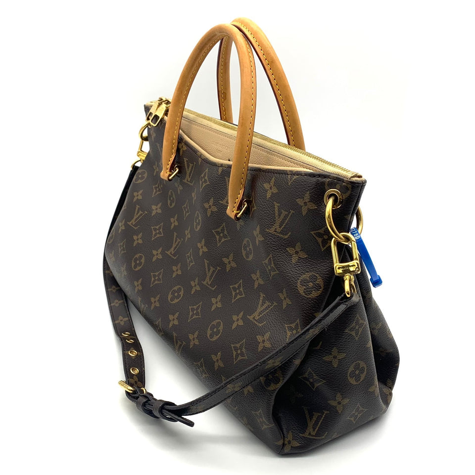 Handbag Luxury Designer By Louis Vuitton Size: Medium