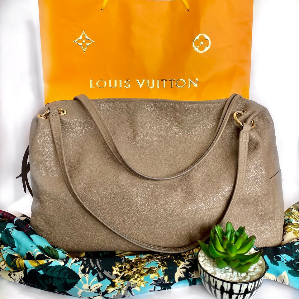 Handbag Designer By Louis Vuitton Size: Large