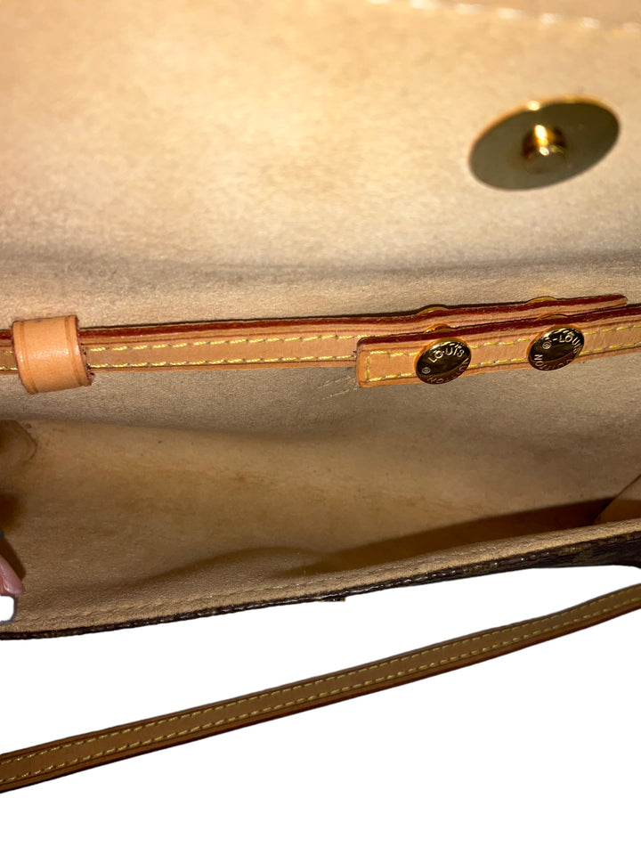Crossbody Designer By Louis Vuitton Size: Medium