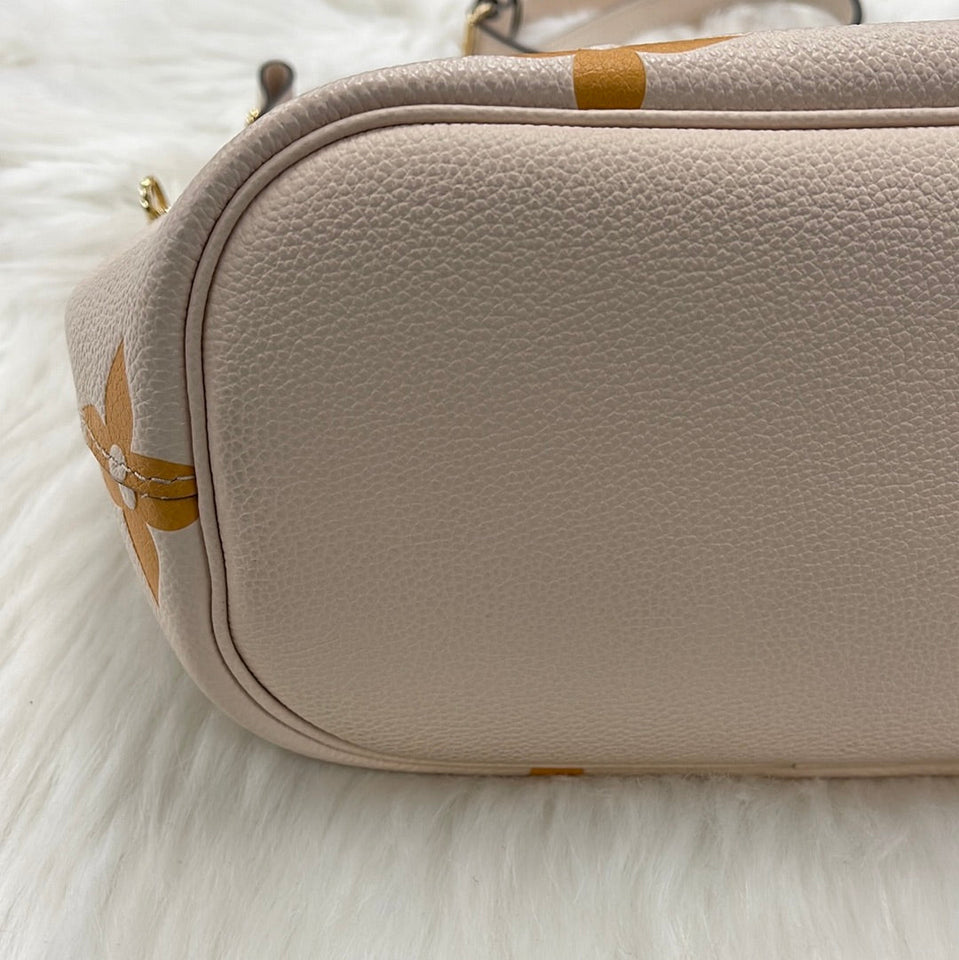 Handbag Luxury Designer By Louis Vuitton Size: Medium
