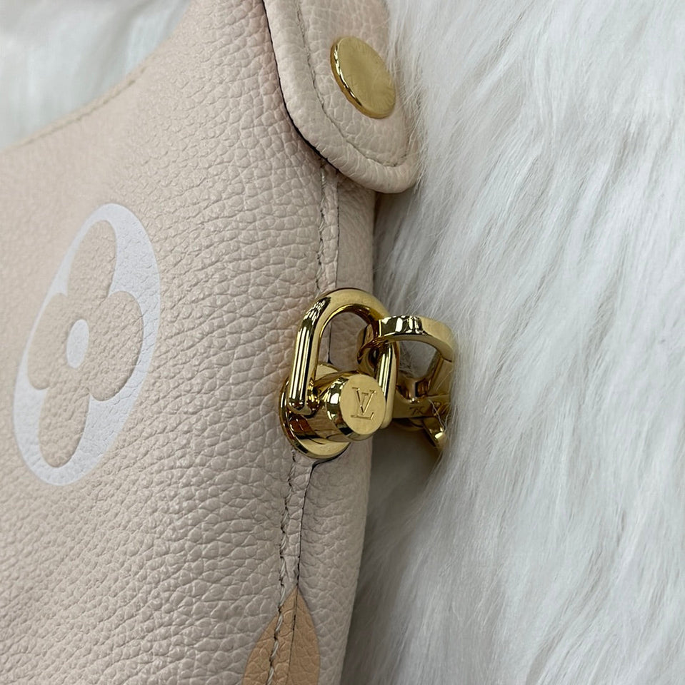 Handbag Luxury Designer By Louis Vuitton Size: Medium