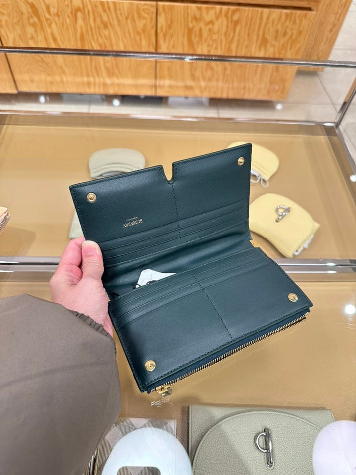 Luxury Burberry LS Snip Large Bifold in Forest Green Leather Wallet