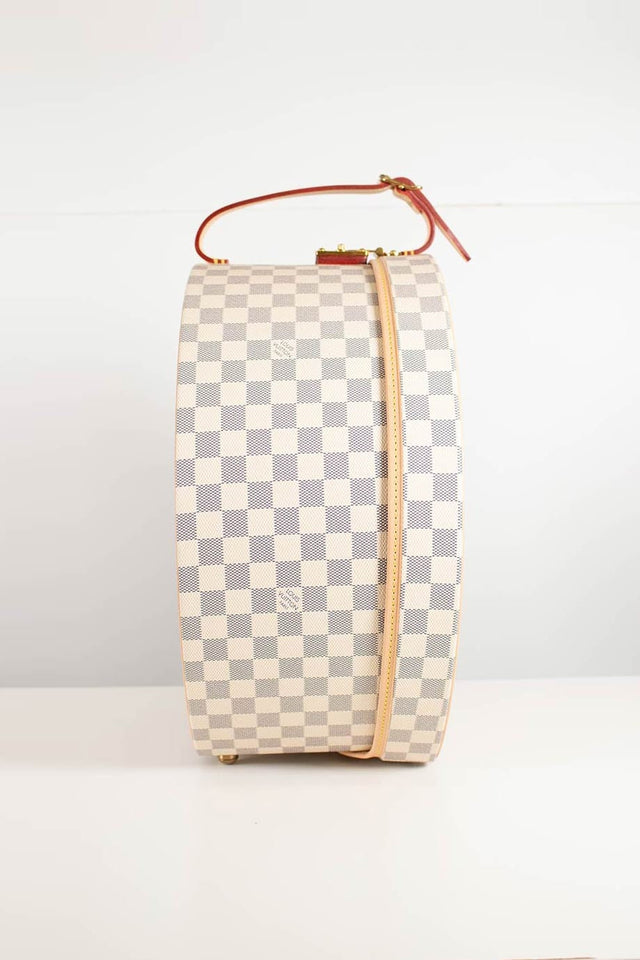 Louis Vuitton Damier Azur canvas Boite Chapeaux Hat Box 40 with natural cowhide leather, adjustable top handle and polished brass hardware. Handbag