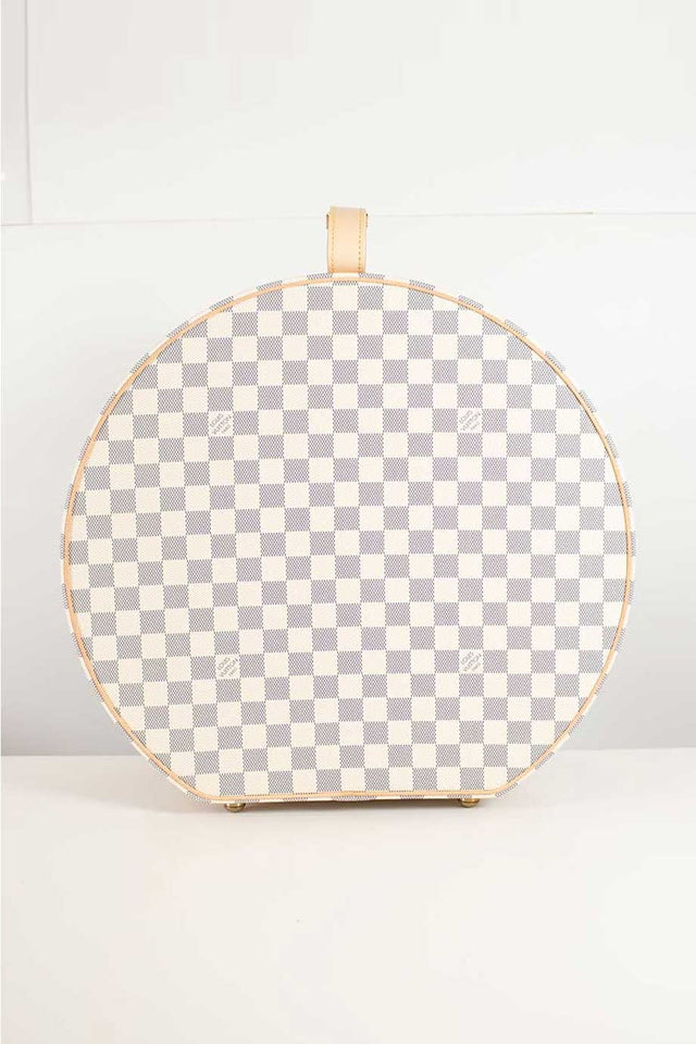 Louis Vuitton Damier Azur canvas Boite Chapeaux Hat Box 40 with natural cowhide leather, adjustable top handle and polished brass hardware. Handbag